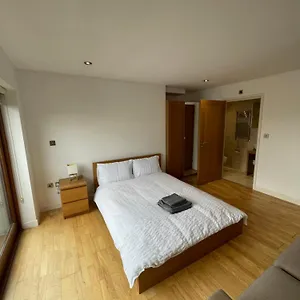  Apartment City Ensuite Sharing House City Airport United Kingdom